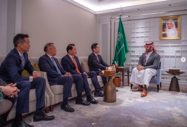 빈 살만 사우디 왕세자와 만나 현지 인프라 구축에 대한 한국 기업들의 협력에 대해 대화하고 있는 국내 주요기업 총수들. (사진 오른쪽부터) 이재용 삼성전자 회장, 최태원 SK그룹 회장, 정의선 현대차그룹 회장, 김동관 한화솔루션 부회장. 출처= 사우디 프레스 에이전시 인스타그램