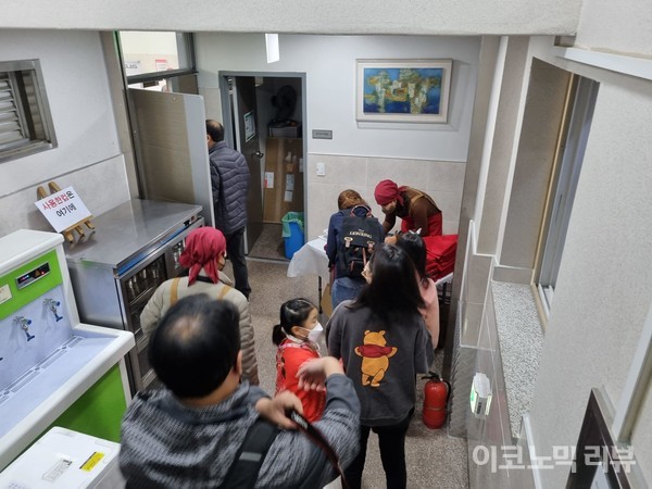 김장나눔 행사의 참가자들이 안나의집 지하 식당으로 이동하는 모습. 사진=최동훈 기자