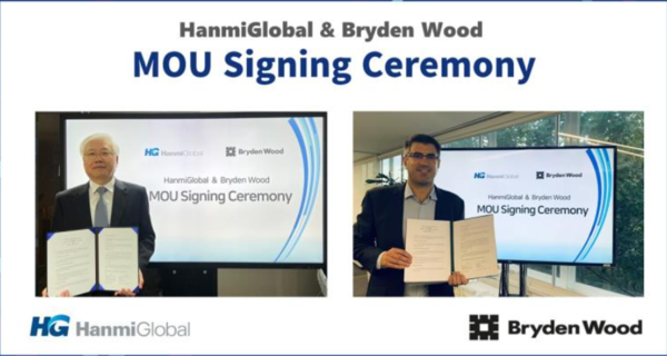 한찬건 한미글로벌 부회장과 제이미 존스톤 브라이든 우드 글로벌시스템 디렉터가 온라인 업무협약 체결식을 진행하고 있다.출처=한미글로벌