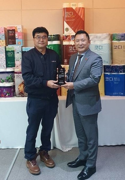 왼쪽 박성범 쌍용C&B 생산본부장 오른쪽 박상혁 사랑의 열매 세종지회 회장