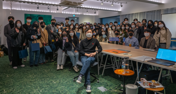 계룡장학재단의 아이디어 공모전 인큐베이팅에 참가자들이 유현준 홍익대 교수와 기념촬영을 하고 있다.출처=계룡장학재단