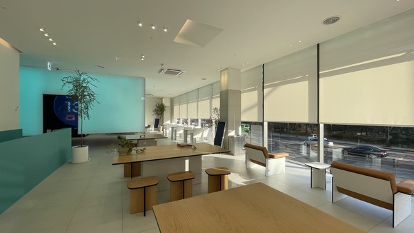 채비강남서초센터 2층 라운지 모습. 1층에 있는 전기차 충전소의 충전 현황을 볼 수 있는 모니터가 있다 (사진=조재환 기자)