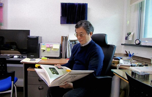 교수연구실에서 박동윤 작가. 사진=권동철