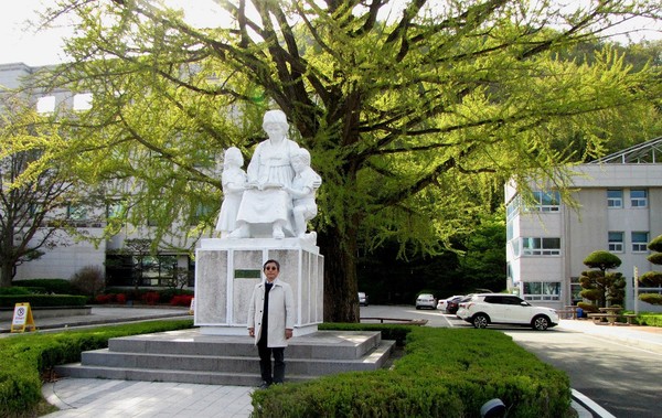 공주교육대학교 내 ‘사제동행(師弟同行)’동상을 배경으로 박동윤 교수. 사진=권동철