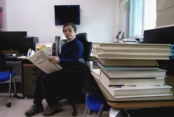 교수연구실에서 박동윤 미술가. 사진=권동철(2021)