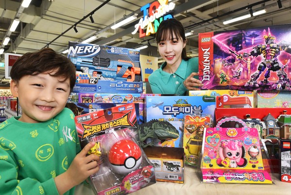 모델들이 완구를 소개하고 있다. 사진=홈플러스.