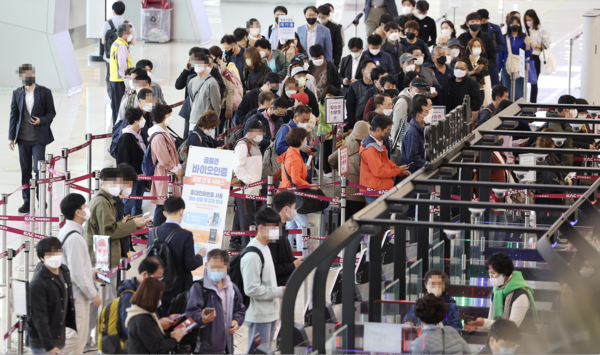 ​서울 강서구 김포공항 청사가 탑승객들로 붐비고 있다. 사진=연합뉴스.