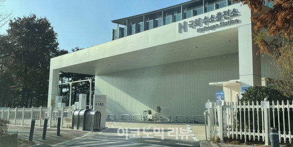 서울 여의도 국회 앞 수소충전소. 이곳은 기존 수소충전 가격이 kg당 8800원이었지만, 15일부터 9900원으로 인상됐다. (사진=조재환 기자)