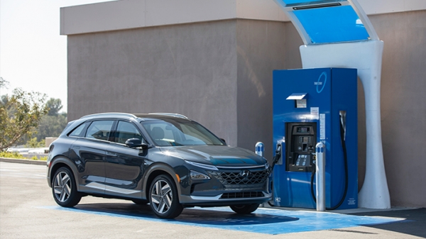 현대자동차의 수소차 넥쏘가 충전소에서 연료를 채우는 모습. 출처= HMG저널