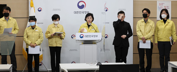 지영미 질병관리청장(가운데)이 23일 오전 충북 청주시 질병관리청에서 실내마스크 의무화 조정계획 등의 발표를 마친 뒤 취재진의 질문에 답변하고 있다. 사진=연합뉴스.