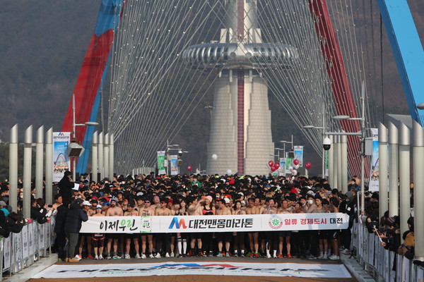 2023년 1월 1일 오전 11시 11분 11초에 대전맨몸마라톤 참가자들의 힘찬 함성과 함께 출발하고 있다.출처=맥키스컴퍼니