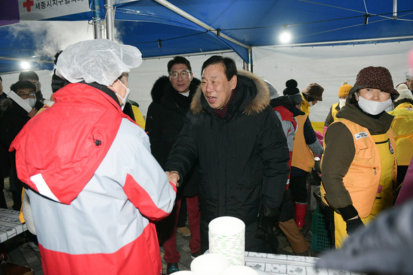 최민호 세종시장이 세종시 해맞이 행사 관계자들을 격려하고 있다.출처=세종시