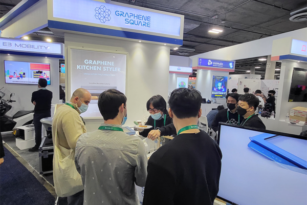 지난해 열린 CES 2022에 포스코그룹의 지원을 받은 스타트업 그래핀스퀘어가 전시공간을 운영하는 모습. 출처=포스코그룹
