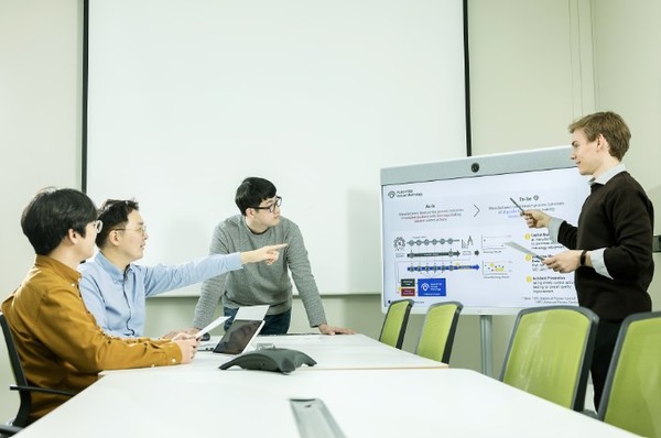 Panoptes VM의 개발 방향에 대해 이야기하고 있는 SK하이닉스-가우스랩스 연구진들(왼쪽부터) SK하이닉스 정현경 TL, 임동균 매니저, 노도형 TL, 가우스랩스 Simon 연구원. 출처= SK하이닉스