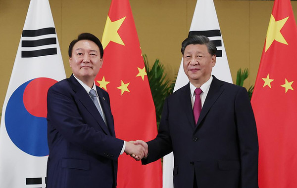 윤석열 대통령과 시진핑 중국 국가 주석이 지난해 G20이 열린 인도네시아 발리에서 만나고 있다. 출처=연합뉴스