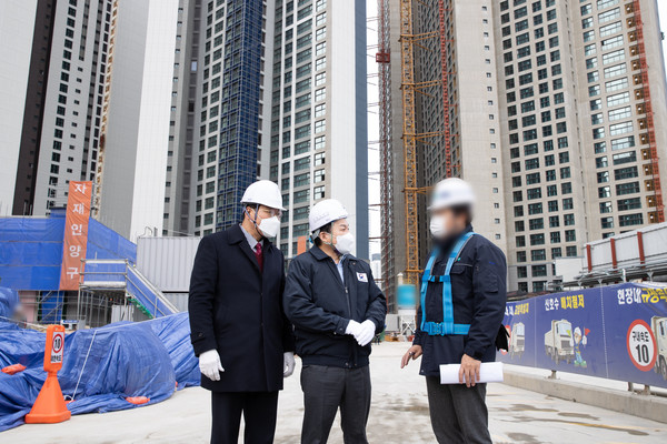 원희룡 장관이 공동주택 현장을 점검하고 있다(자료사진).출처=국토부