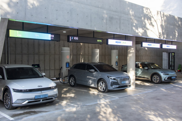 제주도 서귀포시 중문관광단지 내 SK렌터카 에코라운지 내 전기차 충전소 모습 . 이곳엔 V2G 기술이 들어간 완속충전기가 있다. (사진=SK렌터카)