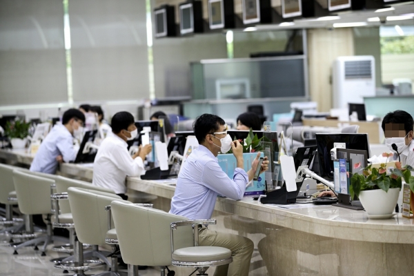 서울 소재 한 은행 창구에서 고객들이 상담을 받고 있다. 사진 출처=이코노믹리뷰 DB