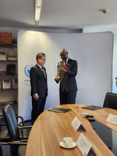 이브라임 띠아우 UNCCD 사무총장이 임상섭 산림청 차장(왼쪽)에게 파트너십 어워드를 수상하고 있다.출처=산림청