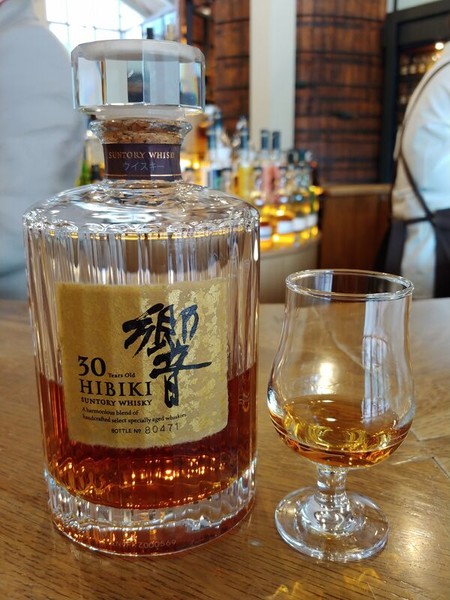 히비키 라인업에서 숙성 년수가 가장 긴 히비키 30년 위스키. 사진=나무위키.