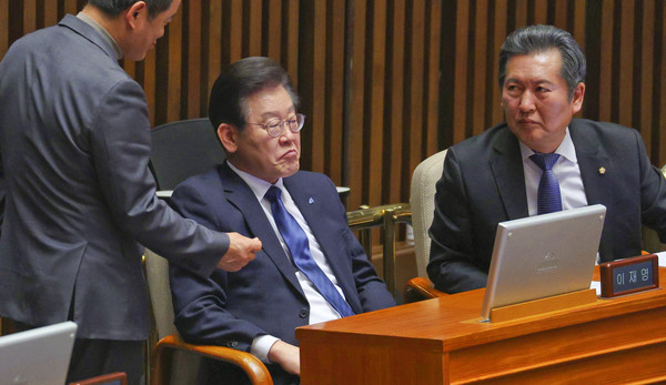 더불어민주당 이재명 대표가 27일 오후 국회에서 열린 본회의에서 본인의 체포동의안 상정에 대한 신상발언을 마친 뒤 민주당 의원들과 대화하고 있다.  출처=연합뉴스