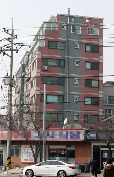 인천 미추홀구 숭의동에 위치한 한 '나홀로 아파트'가 한쪽으로 기운 채 위태롭게 서 있다. 이 아파트는 최근 보수 공사를 마무리했다. [사진=연합뉴스]