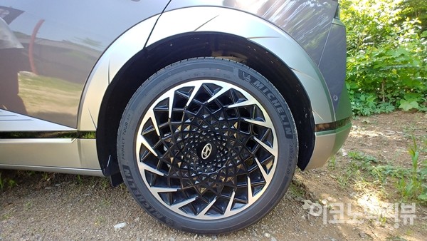 아이오닉5 2WD 프레스티지 트림에 장착된 미쉐린 프라이머시 투어 A/S 타이어. 사진=최동훈 기자