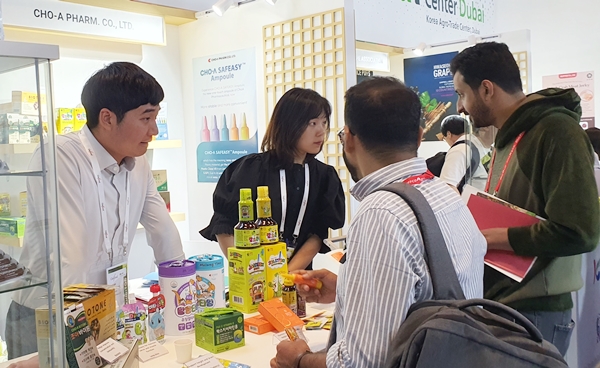 조아제약 해외영업1팀 김건하 주임(왼쪽 첫 번째)과 최윤선 주임(왼쪽 두 번째)이 현지 바이어들에게 조아 세피지 앰플 사용법을 설명하고 있다. 출처=조아제약