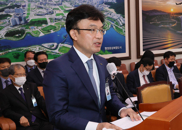 나희승 코레일 사장이 지난해 11월 11일 국회에서 열린 국토교통위원회 전체회의에서 잇단 철도사고와 관련해 현안 보고를 하고 있다. 출처=연합뉴스