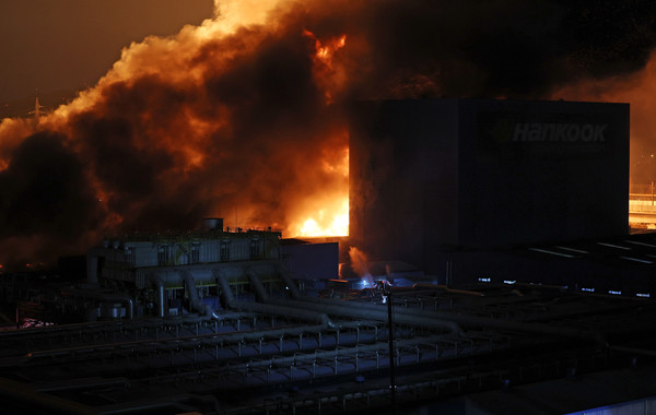 지난 12일 오후 대전 대덕구 한국타이어 공장에서 난 화재로 발생한 연기와 화염이 하늘로 치솟고 있다. 출처=연합뉴스