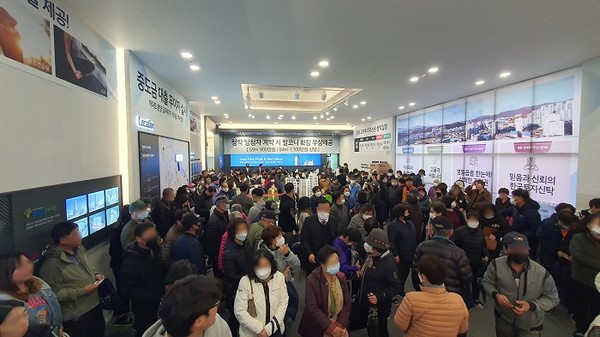 영동 코아루 리더스원 모델하우스 방문객 모습   출처=한국토지신탁