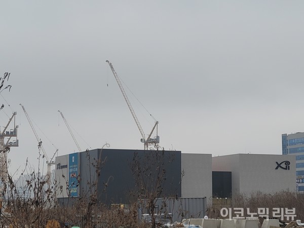 15일 오후 운정신도시 내에 이달 분양을 앞둔 운정자이 시그니처 공사가 한창이다. 이 지역은 미분양된 곳들이 많음에도 물량 공급이 이어지고 있다. [사진=이혜진 기자]