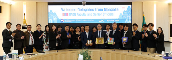 LX한국국토정보공사가 최근 본사를 방문한 몽골 공무원 대표단 일행과 디지털트윈 적용 사례를 공유한 뒤 단체사진을 촬영하고 있다.출처=LX공사