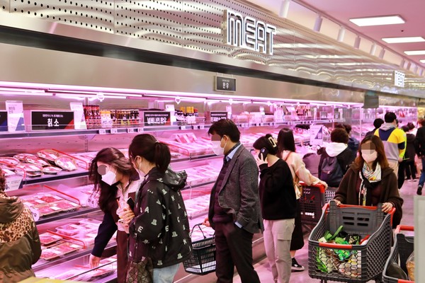 롯데마트 제타플렉스 축산매장에서 고객들이 제품을 고르고 있다. 사진=롯데마트.