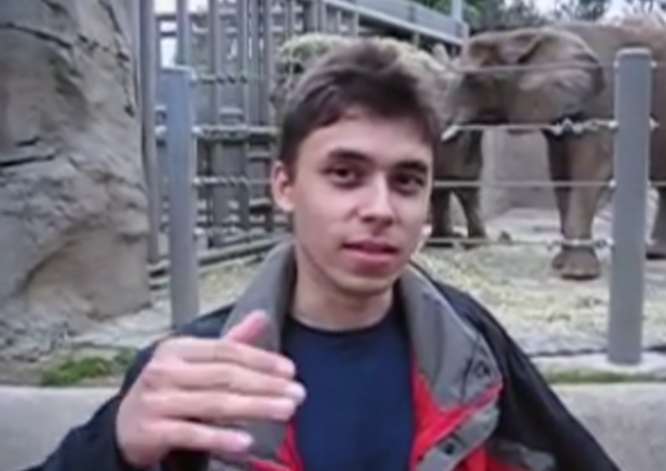 최초 유튜브 업로드 동영상에서 자베드 카림이 코끼리를 본 소감을 말하고 있다. 사진=갈무리