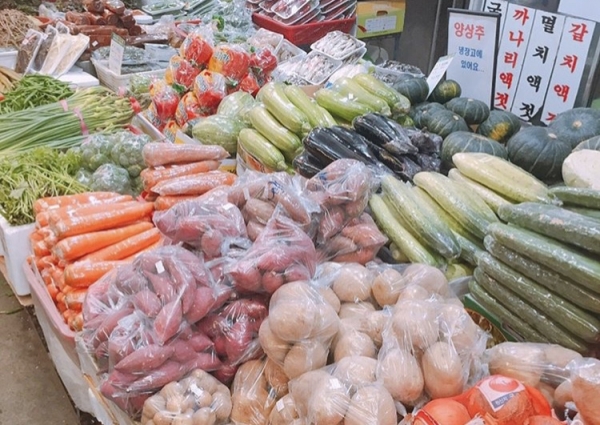 대형 마트에서 호박 등 야채와 채소를 판매하고 있다.(이 사진은 특정사실과 관계없음) 출처=이코노믹리뷰.