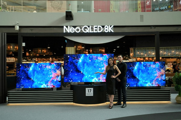 싱가포르 마리나 베이 샌즈에 마련한 삼성전자 TV 신제품 체험존에서 삼성전자 직원과 모델이 2023년형 Neo QLED 8K를 선보이고 있다. 사진= 삼성전자