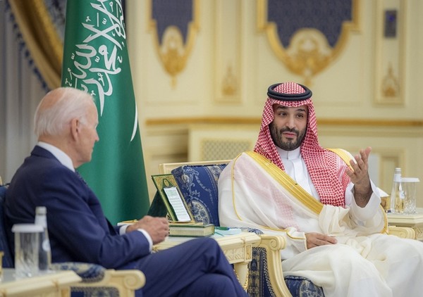 지난해 7월 15일(현지시간) 무함마드 빈살만 사우디 왕세자가 사우디아라비아를 방문한 조 바이든 미국 대통령과 홍해 연안 제다 알 살람 궁에서 회담하고 있다.[사진=연합뉴스]