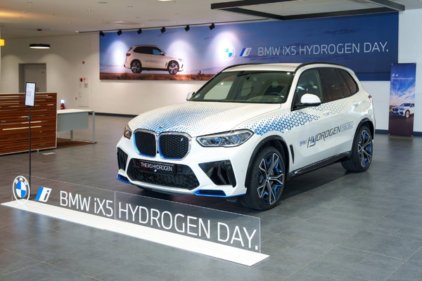 BMW 코리아가 12일까지 이틀 동안 인천 영종도 BMW 드라이빙 센터에서 수소전기차 전략을 소개하는 일정을 마련한 뒤 시험용 수소전기차인 iX5 하이드로젠을 공개했다. 출처=BMW 코리아