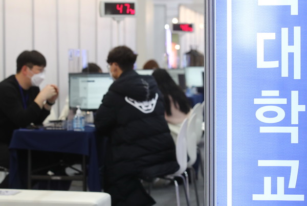 대입상담을 받는 수험생들.사진출처=연합뉴스