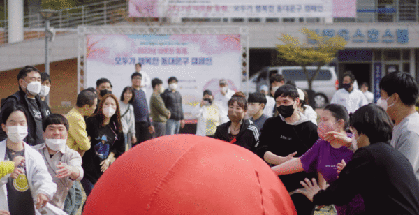 따뜻한 동행 캠페인에 참여한 발달장애인과 보호자들이 13일 청풍유스호스텔에서 장애인과 비장애인이 함께하는 체육활동인 ‘명랑 동행운동회’ 등 화합과 동행의 의미를 갖는 행사를 진행했다. 사진=동대문구