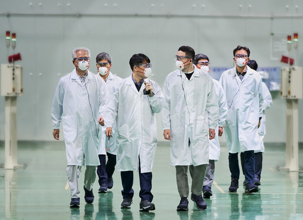 구광모 회장(왼쪽에서 네 번째)이 17일 LG화학 청주공장을 방문해 양극재 생산 핵심 공정 가운데 하나인 소성 공정 라인을 살펴보고 있다. 사진= LG