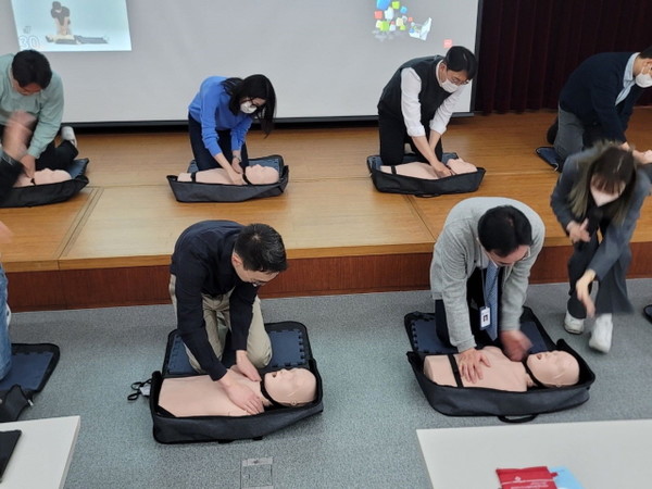 심폐소생술 실습중인 제일약품 임직원. 사진=제일약품