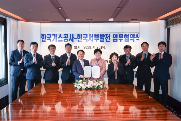 한국서부발전과 한국가스공사는 20일 서울 중구 더플라자에서 ‘가스공사 환상망 및 서부발전 전용 배관시설 공동 구축을 위한 업무협약’을 체결했다. [사진=한국서부발전]