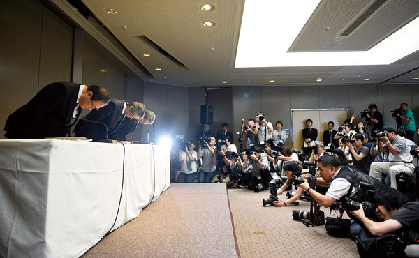 2015년 7월21일 회계부정에 연루된 도시바 그룹 사장과 임원이 허리를 굽혀 사과하고 있다. 출처 :연합뉴스