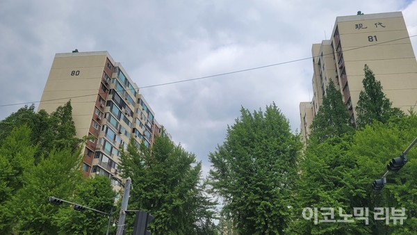 서울 강남구 압구정동의 한 구축 아파트 단지. 사진=이혜진 기자