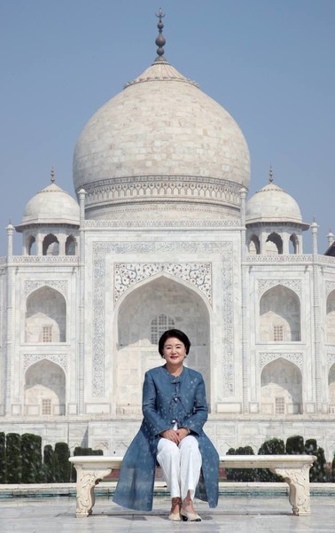 2018년 11월 인도 타지마할을 방문한 김정숙 여사. 사진출처=연합뉴스 