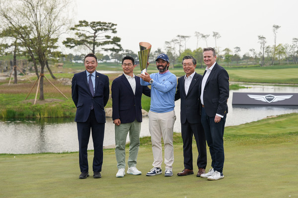 제네시스가 30일까지 나흘동안 인천 송도에서 열린 제1회 ‘코리아 챔피언십’을 후원했다. 사진 왼쪽부터 한국프로골프협회(KPGA) 구자철 회장, 제네시스사업본부장 송민규 부사장, 우승자 파블로 라라사발, 잭 니클라우스 골프클럽 코리아 김정수 대표이사, DP 월드투어 토너먼트 사업총괄 벤 코웬. 출처=제네시스