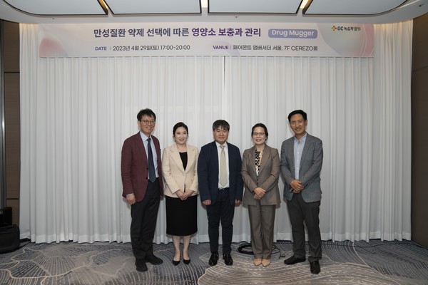 (왼쪽부터) 서울성모신경외과 최세환 원장, 히포크라타의원 김진욱 원장, 참든든내과 황덕원 원장, 제민통합내과정형외과 조문숙 원장, 위비앙병원 이홍찬 원장. 출처=GC녹십자웰빙