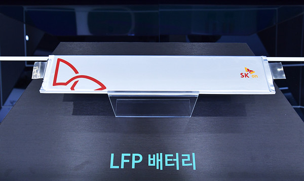 SK온이 3월 15일부터 17일까지 서울 코엑스에서 열린 국내 최대 배터리 전시회 인터배터리에서 LFP 배터리 시제품을 전시했다. 사진=SK온